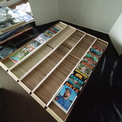 LARGE BOX OF BASEBALL TRADING CARDS