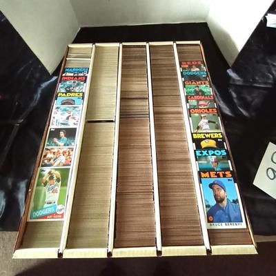 LARGE BOX OF BASEBALL TRADING CARDS