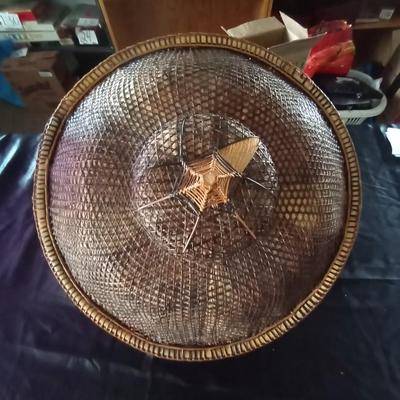 BEAUTIFUL PARASOLE AND CONICAL HAT