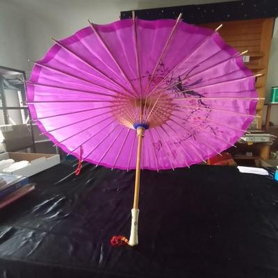 BEAUTIFUL PARASOLE AND CONICAL HAT