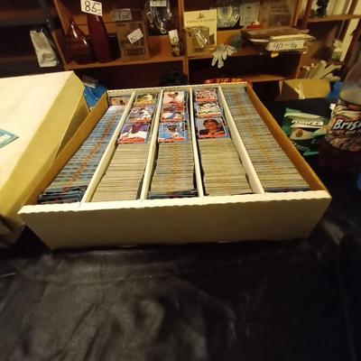 LARGE BOX '88 BASEBALL TRADING CARDS