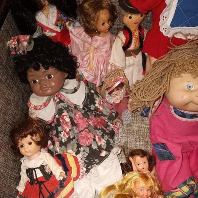 TRUNK FILLED WITH DOLLS-DOLLS-DOLLS