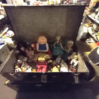 TRUNK FILLED WITH DOLLS-DOLLS-DOLLS