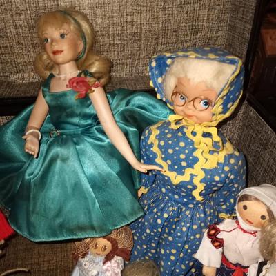 TRUNK FILLED WITH DOLLS-DOLLS-DOLLS