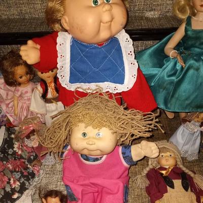 TRUNK FILLED WITH DOLLS-DOLLS-DOLLS