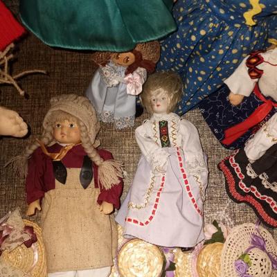 TRUNK FILLED WITH DOLLS-DOLLS-DOLLS