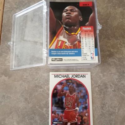 BASKETBALL TRADING CARDS INCLUDING MICHAEL JORDAN