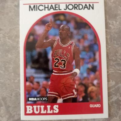 BASKETBALL TRADING CARDS INCLUDING MICHAEL JORDAN