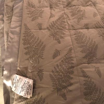 Huge Lot: Queen Bedding/Blankets/Pacific Coast Feather Co. Down Comforter - Lot 257