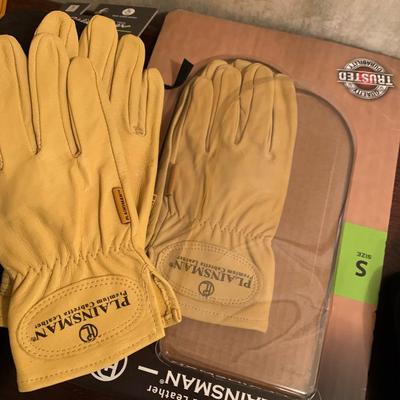 Large Lot - Ladies Size Small Winter & Work Gloves - Some New