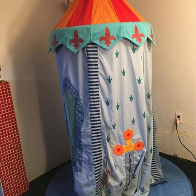 Knights hanging play tent