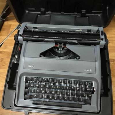 Royal Epoch Manual Typewriter with case