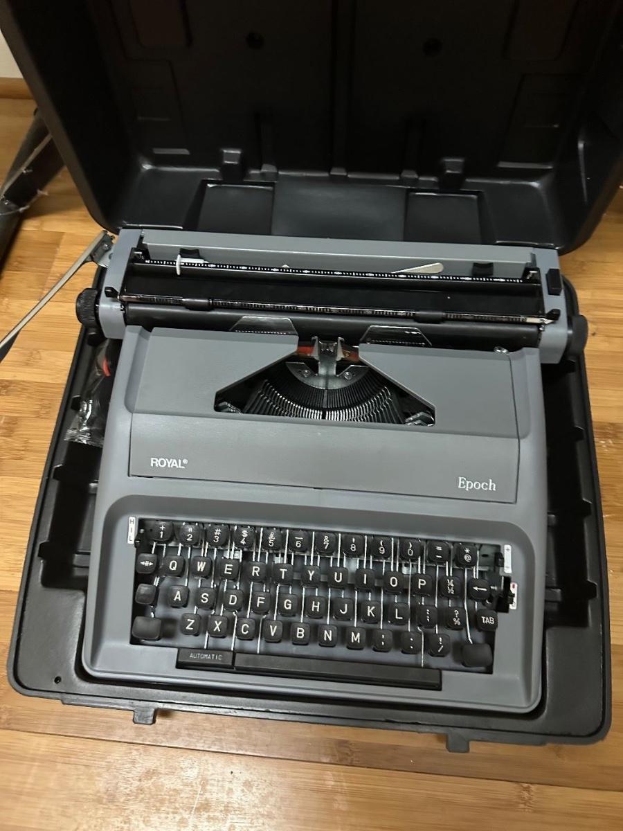 Royal Epoch Manual Typewriter with case