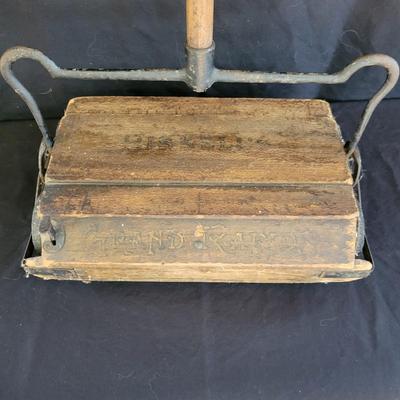 Antique Bissell Carpet Sweeper (WS-DW)