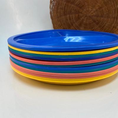 Set of Plastic Divided Picnic BBQ Childrens Kids Plates & Woven Wicker Rattan Paper Plate Holders