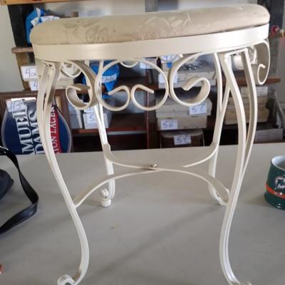 METAL STOOLWITH UPHOLSTERED SEAT