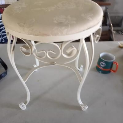 METAL STOOLWITH UPHOLSTERED SEAT