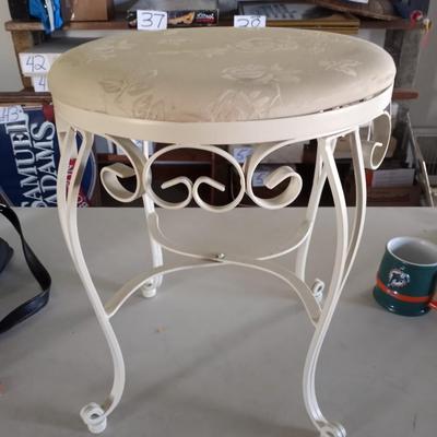 METAL STOOLWITH UPHOLSTERED SEAT