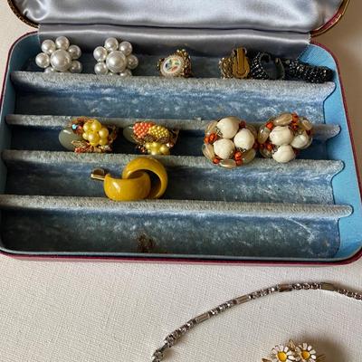 Lot costume jewelry