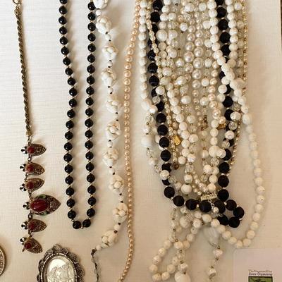 Lot vintage costume jewelry