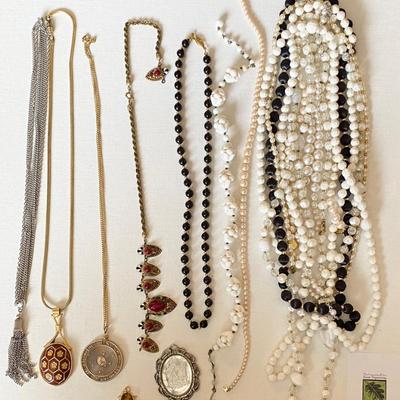 Lot vintage costume jewelry