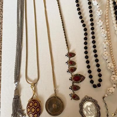 Lot vintage costume jewelry