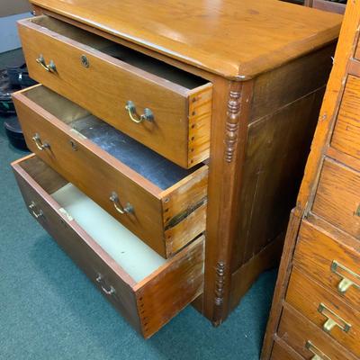 Lot 296 | 3-Drawer Walnut Commode