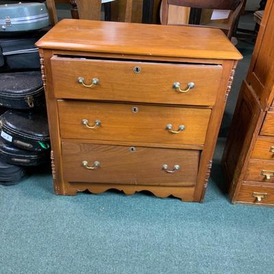 Lot 296 | 3-Drawer Walnut Commode