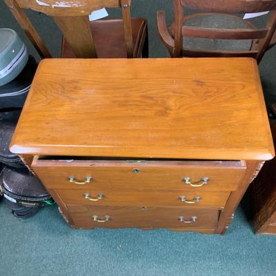 Lot 296 | 3-Drawer Walnut Commode