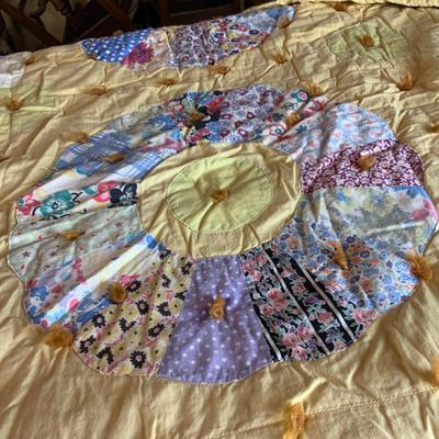 Lot 304 | Yellow Quilt | Dresden Star