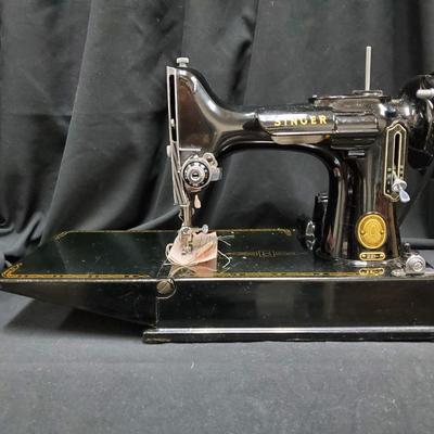 Singer 221 Featherweight Portable Sewing Machine w case