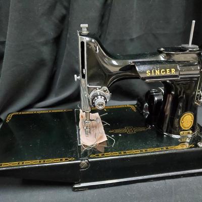 Singer 221 Featherweight Portable Sewing Machine w case