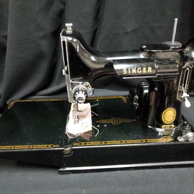 Singer 221 Featherweight Portable Sewing Machine w case