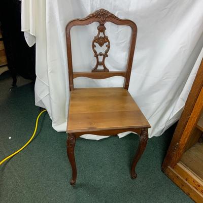 Lot 326 | Refinished Queen Anneâ€™s Chair