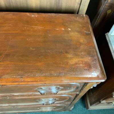 Lot 335 | 3-Drawer Dresser
