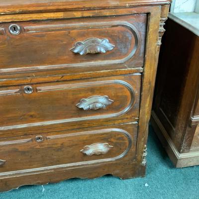 Lot 335 | 3-Drawer Dresser
