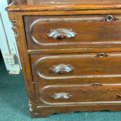 Lot 335 | 3-Drawer Dresser