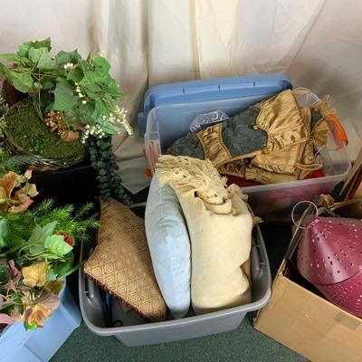 Lot 377 | Miscellaneous Holiday Decor