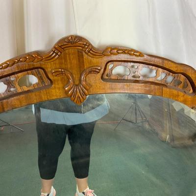 Lot 379 | Elegant Tri-Mirror