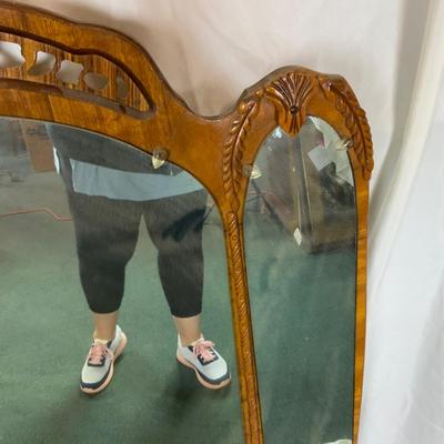 Lot 379 | Elegant Tri-Mirror