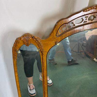 Lot 379 | Elegant Tri-Mirror