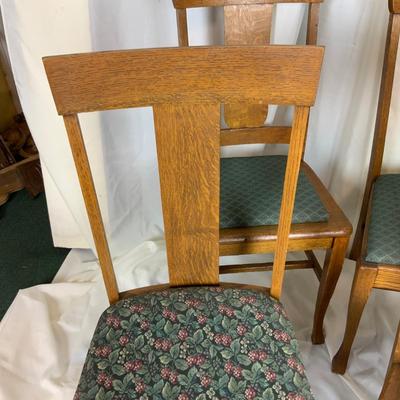 Lot 388 | Lot of 4 Mis-Matched Oak Chairs