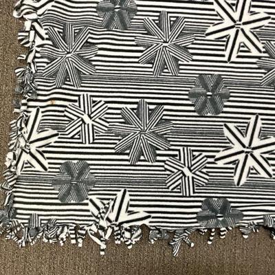 Black & White Snowflake Pattern Fleece Tied Edge Throw Blanket