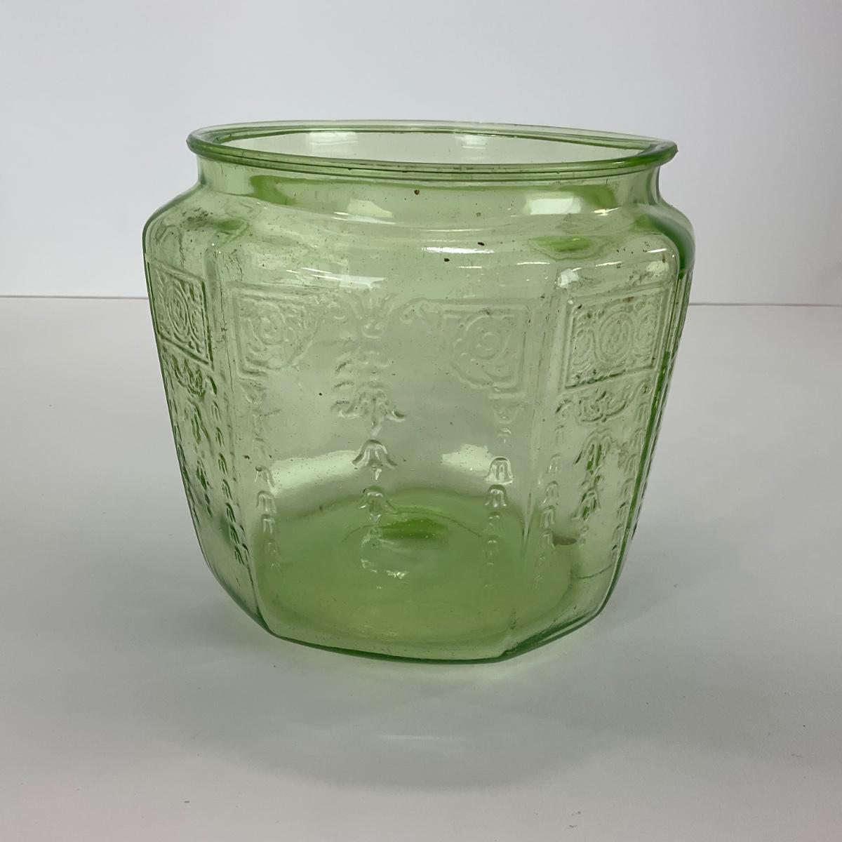 Sold at Auction: Sawyer Biscuit Co Glass Cookie Jar w Lid
