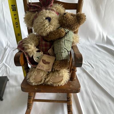 Vintage teddy bears with chair