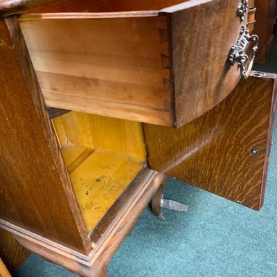 Lot 484 | Oak Vanity with Mirror Frame Set