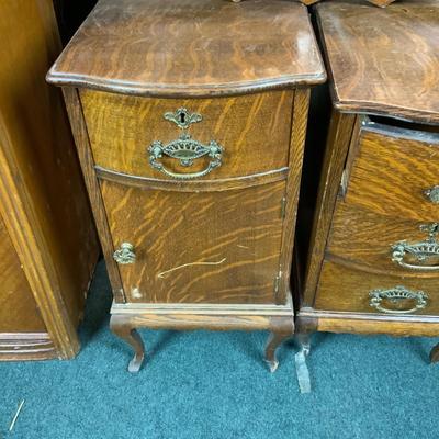 Lot 484 | Oak Vanity with Mirror Frame Set