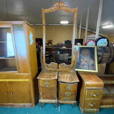 Lot 484 | Oak Vanity with Mirror Frame Set