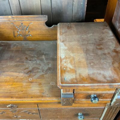 Lot 515 | Eastlake Dresser