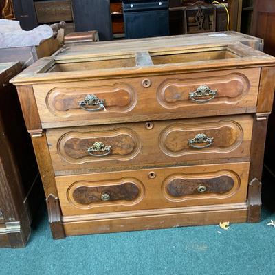 Lot 521 | Three-Drawer Commode